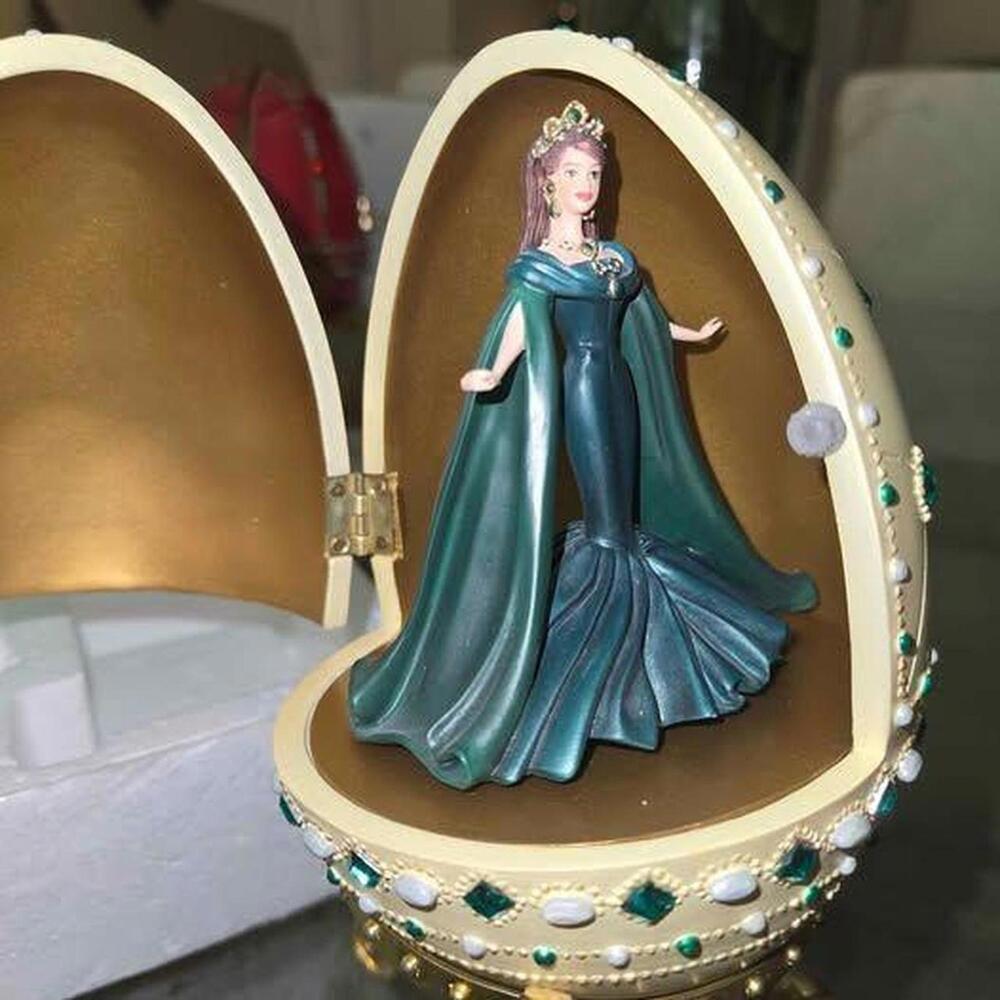 Beautiful 2000 Mattel Barbie musical jewelry egg in emerald princess theme. - Picture 5 of 7